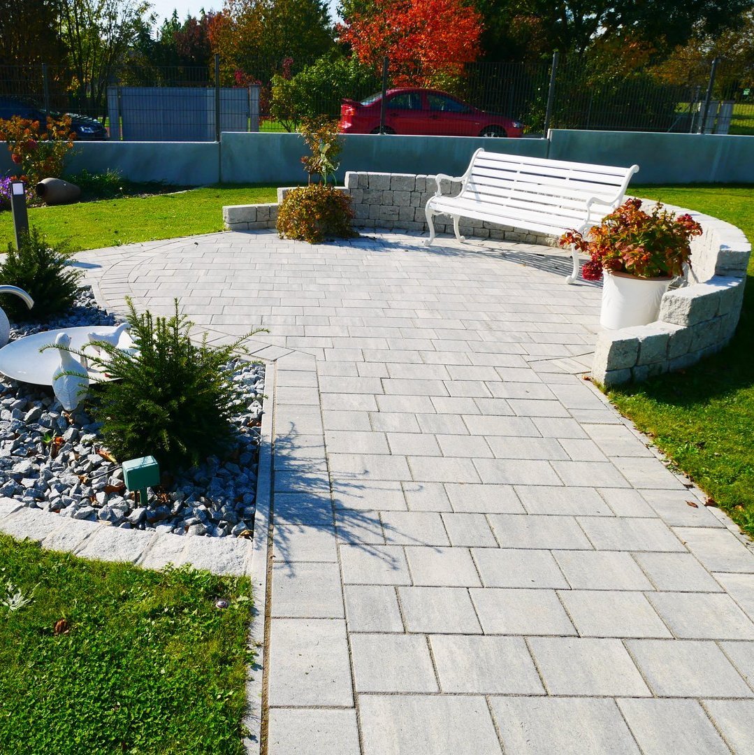 gepflasterter Weg zur Terrasse